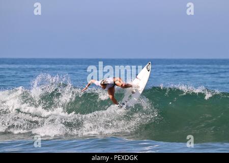 Sommer Macedo konkurrieren in der US Open des Surfens 2018 Stockfoto