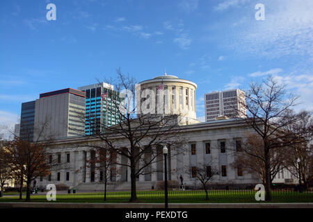 Ohio Statehouse State Capitol Building und der Columbus Skyline an einem sonnigen Tag Stockfoto