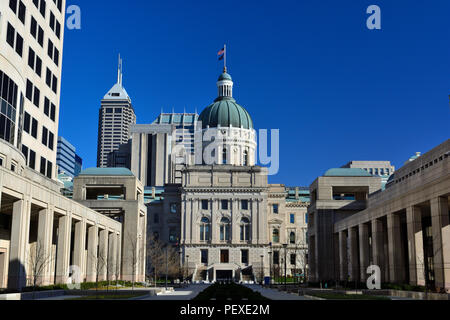 Indiana Statehouse Capitol Gebäude an einem sonnigen Tag mit dem Indianapolis Skyline Stockfoto