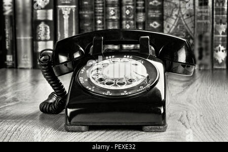Im alten Stil rotary Telefon aus den 60er-Jahren in Schwarz und Weiß. Stockfoto