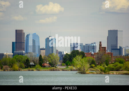 Die Innenstadt von Denver, Colorado von Sloan See an einem sonnigen Tag Stockfoto