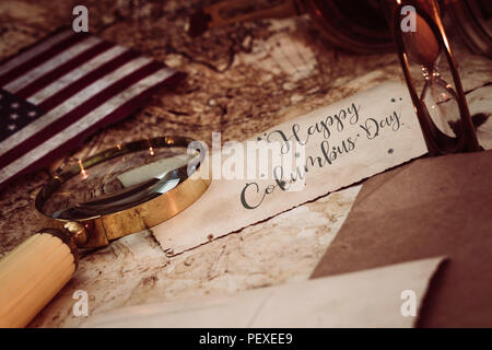 Alte vintage Karten mit inscript 'happy Columbus Day" und schiffsausrüstung wie Kompass, Lupe oder Sanduhr und Schiff. Stockfoto