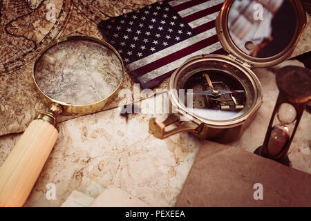 Alte Karten mit Marine Equipment wie Kompass, Lupe oder Sanduhr und Leere vintage Papier für ihre inscript. Columbus Day Konzept. Stockfoto