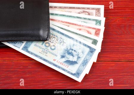 Altes Geld aus Ostdeutschland in der schwarzen Mappe Stockfoto
