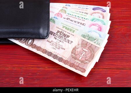 Altes Geld aus Ostdeutschland in der schwarzen Mappe Stockfoto