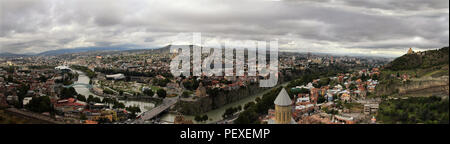 Panoramablick auf die Stadt Tiflis von oben. Georgien. Stockfoto