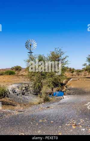 Mühle Pumpen von Wasser namibia Afrika Wüste blue sky Stockfoto