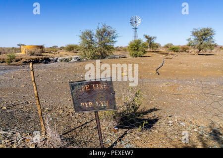 Alte Windmühle für das Pumpen von Wasser mit sich drehenden Rotorblätter im Süden von Namibia Stockfoto