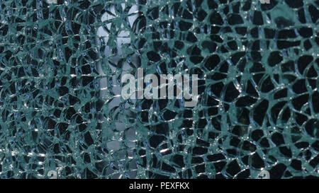 Eine Nahaufnahme von Rissen in der Oberfläche des Glases Stockfoto