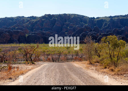 Dirt Road führt zu Sandstein Felsformationen, Purnululu National Park, Kimberley, Nordwesten Australien Stockfoto