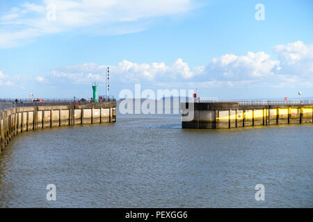 Cardiff Bay östliche Wellenbrecher, Eingang in Cardiff Bay Barrage vom Bristol Channel mit dem Holm Inseln im Hintergrund. Stockfoto