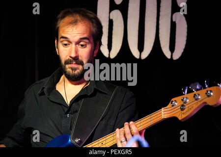 E-Bass Player, Andy Heftklammern in die Londoner 606 Club Stockfoto