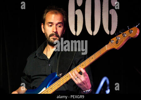 E-Bass Player, Andy Heftklammern in die Londoner 606 Club Stockfoto