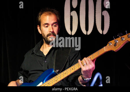 E-Bass Player, Andy Heftklammern in die Londoner 606 Club Stockfoto