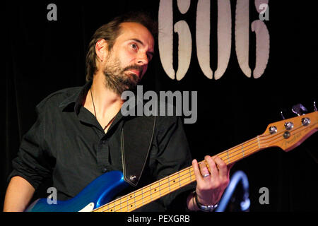 E-Bass Player, Andy Heftklammern in die Londoner 606 Club Stockfoto