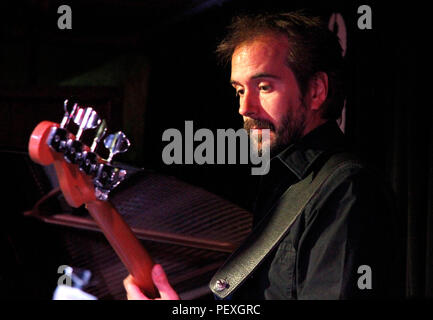 E-Bass Player, Andy Heftklammern in die Londoner 606 Club Stockfoto