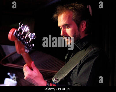 E-Bass Player, Andy Heftklammern in die Londoner 606 Club Stockfoto