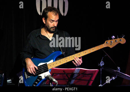 E-Bass Player, Andy Heftklammern in die Londoner 606 Club Stockfoto