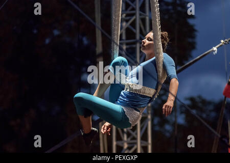 Letna, Prag - Juli 15: Performer, der Künstler schwebt über der Bühne, gebunden mit Stoff während des XV. Internationales Festival des neuen Zirkus und Theater auf Stockfoto