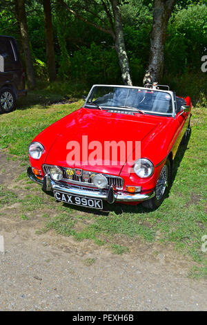 Classic Bright Red MGB offenen Sportwagen im Parkhaus in Wisemans Brücke, Saunderswfoot, Pembrokeshire beschmutzt. Termine wahrscheinlich wieder 1971/2 Stockfoto