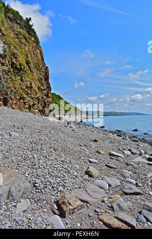 Kiesstrand und der Felswand an Wisemans Brücke Saundersfoot, Pembrokeshire. Stockfoto