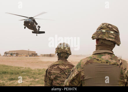 Oklahoma Army National Guard Soldaten der 40th Combat Aviation Brigade bereitet simulierte Unfälle durch ein UH-60 Black Hawk Hubschrauber von Firma F evakuiert werden, 2nd Battalion, 238Th Aviation Regiment, 40th KABINE, auf taktischer Kampf Unfallversicherung care Lane im Camp Buehring, Kuwait, 24.02.23. 40 CAB lief eine zweitägige TCCC-Kurs für Mediziner im Camp stationiert. (U.S. Armee Foto: Staff Sgt. Ian M. Kummer, 40th Combat Aviation Brigade Public Affairs) Stockfoto