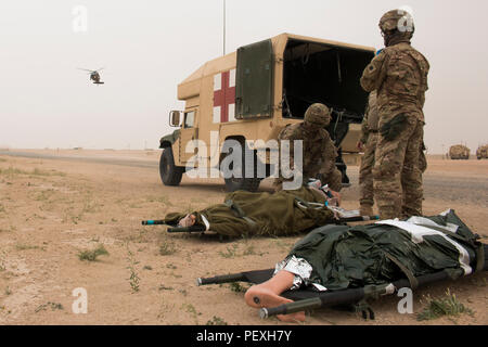 Oklahoma Army National Guard Soldaten der 40th Combat Aviation Brigade bereitet simulierte Unfälle durch ein UH-60 Black Hawk Hubschrauber von Firma F evakuiert werden, 2nd Battalion, 238Th Aviation Regiment, 40th KABINE, auf taktischer Kampf Unfallversicherung care Lane im Camp Buehring, Kuwait, 24.02.23. 40 CAB lief eine zweitägige TCCC-Kurs für Mediziner im Camp stationiert. (U.S. Armee Foto: Staff Sgt. Ian M. Kummer, 40th Combat Aviation Brigade Public Affairs) Stockfoto