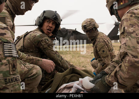 Oklahoma Army National Guard Soldaten der 40th Combat Aviation Brigade bereitet simulierte Unfälle durch ein UH-60 Black Hawk Hubschrauber von Firma F evakuiert werden, 2nd Battalion, 238Th Aviation Regiment, 40th KABINE, auf taktischer Kampf Unfallversicherung care Lane im Camp Buehring, Kuwait, 24.02.23. 40 CAB lief eine zweitägige TCCC-Kurs für Mediziner im Camp stationiert. (U.S. Armee Foto: Staff Sgt. Ian M. Kummer, 40th Combat Aviation Brigade Public Affairs) Stockfoto