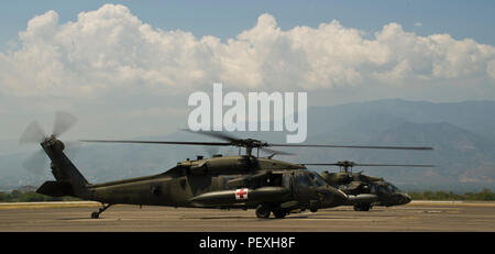 Zwei US-Army UH-60 Black Hawks mit dem 1-228 th Aviation Regiment zu Taxi im Soto Cano Air Base, Honduras, 24.02.2016 vorbereiten. Die 1-228 th hält Flugzeuge für verschiedene Suche und Rettung und medizinische Einsätze in der mittelamerikanischen Region, die auf die Bedürfnisse der Völker in der Region ergänzt. (U.S. Air Force Foto vom Kapitän Christopher Mesnard) Stockfoto