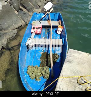 Die Küstenwache ist auf der Suche nach dem Eigentümer oder Betreiber eines unbemannten hilflos 13 Fuß blau Skiff in der Nähe des Sand Bar in der Nähe der Kaneohe Bay, Oahu, Feb.27, 2016 gefunden. Jedermann mit Informationen, die helfen können, die Eigentümer der Skiff identifizieren wird gebeten, die Küstenwache Sektor Honolulu Command Center unter 808-842-2600 in Verbindung zu setzen. (U.S. Coast Guard Foto/Freigegeben) Stockfoto