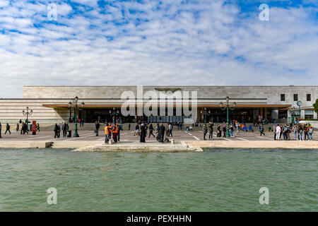 Venedig, Italien, 20. März 2018: Eingang der Venedig St. Lucia Bahnhof (Stazione di Venezia Santa Lucia), wo Trenitalia Züge halten. Stockfoto