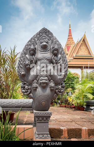 Mythische Seven-Headed Schlange Göttin, Khmer Naga Skulptur, buddhistische Tempel Wat Preah Prom Rath in Siem Reap, Kambodscha, Asien Stockfoto