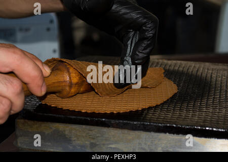 Ice Cream Maker macht Eis Cornet; Waffeln. Stockfoto