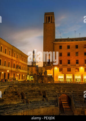 Nachtaufnahme der Römischen Amphitheater in Lecce, Italien Stockfoto