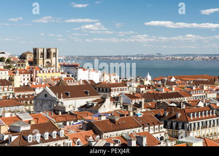 Die Se de Lisboa Kathedrale zeichnet sich im Stadtbild von Dächern von Lissabon, mit der Mündung des Flusses Tejo hinter, vom Elevador de Santa J gesehen Stockfoto