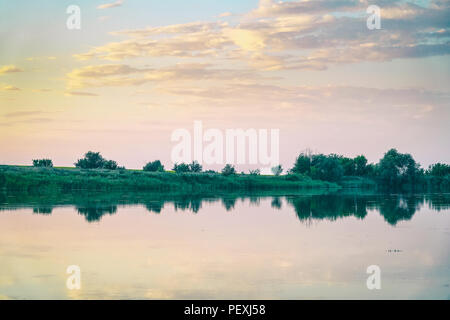 Schönen Sommerabend auf einem ruhigen See Stockfoto