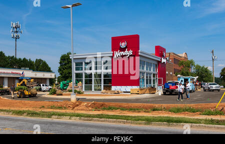 HICKORY, NC, USA-15 August 18: Eine neue Wendy's nähert sich der Fertigstellung, mit einem aktualisierten Look. Stockfoto