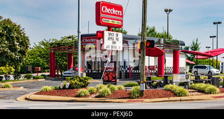 HICKORY, NC, USA-15 August 18: Ein Checkers Fast Food Restaurant, eine amerikanische Kette in Tampa, Florida gehabt. Stockfoto