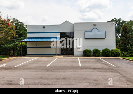 HICKORY, NC, USA-15 18. AUGUST: Ein leeres Gebäude entlang einer Hauptstraße. Stockfoto