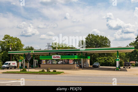 HICKORY, NC, USA-15 August 18: Rosales Kwik Stop, Inc., ein unabhängiges Convenience Store und BP-Tankstelle, an einer Hauptstraße in Hickory, NC. Stockfoto