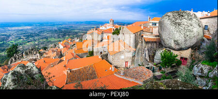 Unglaubliche Monsanto Dorf, mit traditionellen Häusern über Klippen, Portugal. Stockfoto