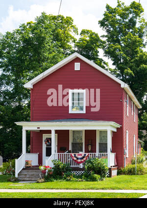 COUDERSPORT, PA, USA-10 August 18: Eine rote 2-stöckige Schrotflinte - Haus mit gepflegten Rasen auf der Hauptstraße des kleinen ländlichen Stadt. Stockfoto