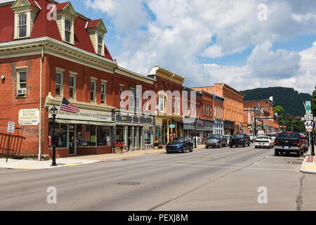 COUDERSPORT, PA, USA-10 August 18: Main Street in der kleinen Gemeinde in der Alleghenies im Norden von Pennsylvania. Stockfoto