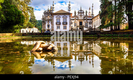 Beeindruckende Vila Real Palace, mit Brunnen und Schloss, Portugal. Stockfoto