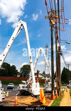 HICKORY, NC, USA-15 August 2018: langweilige Ausrüstung aufgereiht utility Pole zu installieren. Stockfoto