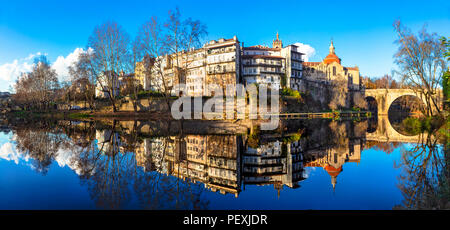 Schöne Amarante entfernt, mit Blick auf die Alte Brücke und Häuser, Portugal. Stockfoto