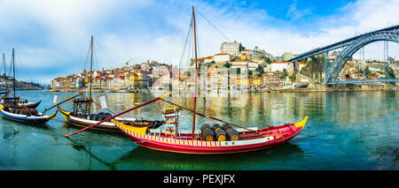 Beeindruckende Porto Stadt, Ansicht wiyh traditionelle Häuser und Brücke, Portugal. Stockfoto