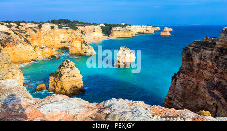 Beeindruckende Praia de Marina Beach, azurblaues Meer und rocka, Provinz Lagos, Portugal. Stockfoto