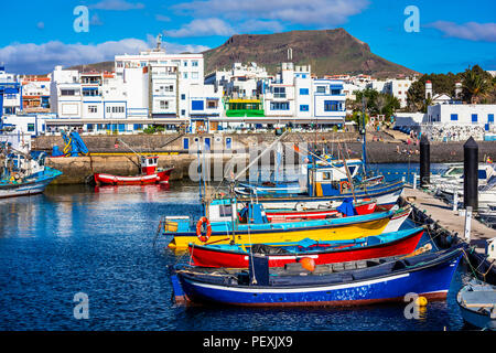 Traditionelle Häuser, Fischerboote und das Meer in Puerto de la Nieves, Gran Canaria, Spanien. Stockfoto