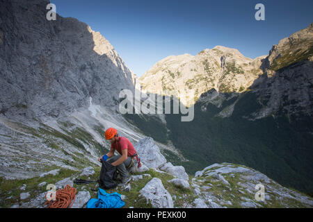 Bergführer während der Besteigung des Triglav, Slowenien Stockfoto